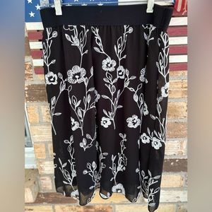 Metro Wear Black & White Floral Skirt - Size Medium -  Chiffon - Lined
